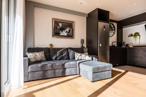 Bed, Living room, fireplace