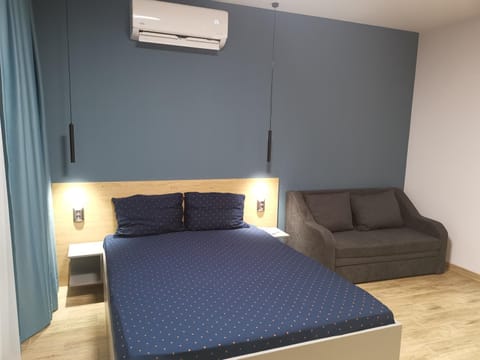 Bed, Living room, Photo of the whole room, Seating area, Bedroom, air conditioner