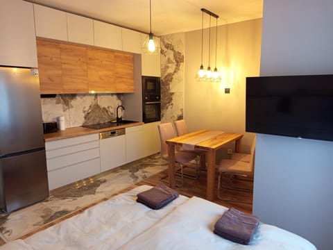 Bed, TV and multimedia, Kitchen or kitchenette, Dining area