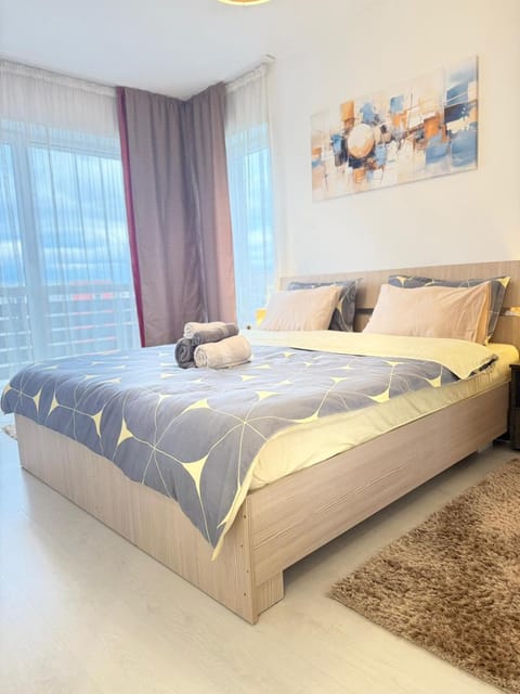 Bed, View (from property/room), Decorative detail, Bedroom, Street view