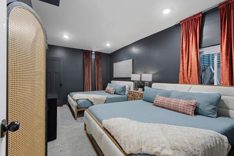 Luxury STL Oasis Sauna, Firepit, HotTub and Games Apartment in Saint Louis