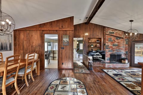 Bear Paw Cabin - 3 Living Areas, Hot Tub & Ping Pong Table Cabin in Mendon
