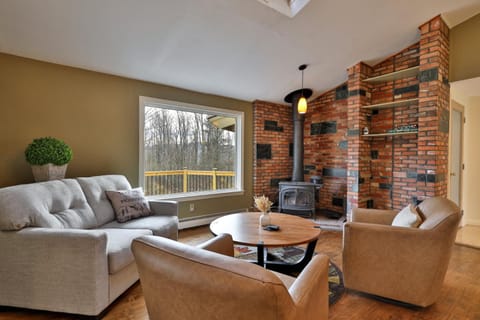 Bear Paw Cabin - 3 Living Areas, Hot Tub & Ping Pong Table Cabin in Mendon