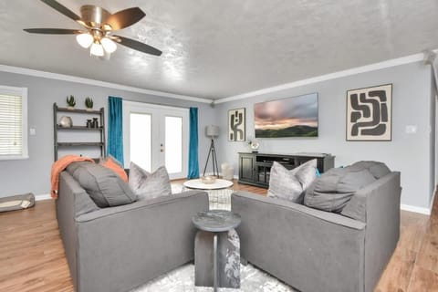 Backyard Oasis-Pool & Grill-Heart of Friendswood House in League City