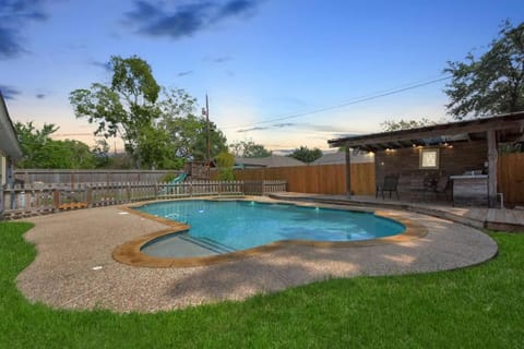 Backyard Oasis-Pool & Grill-Heart of Friendswood House in League City
