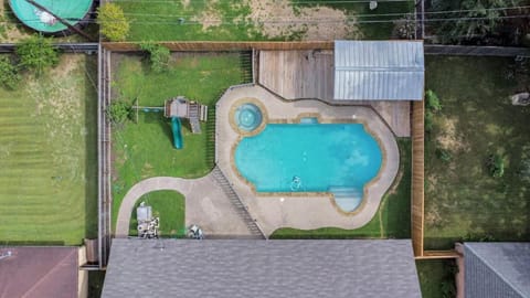 Backyard Oasis-Pool & Grill-Heart of Friendswood House in League City