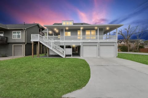 Boardwalk Bungalow Family Fun for All - Sleeps 10 House in Kemah