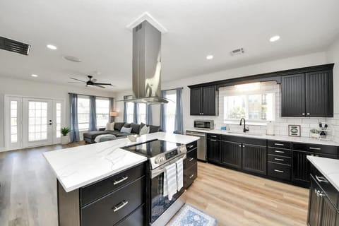 Boardwalk Bungalow Family Fun for All - Sleeps 10 House in Kemah