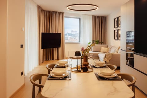 TV and multimedia, Kitchen or kitchenette, Living room, Seating area, Dining area