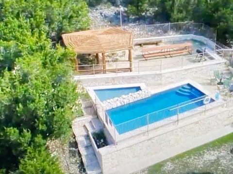 HILLSIDE House in Concan