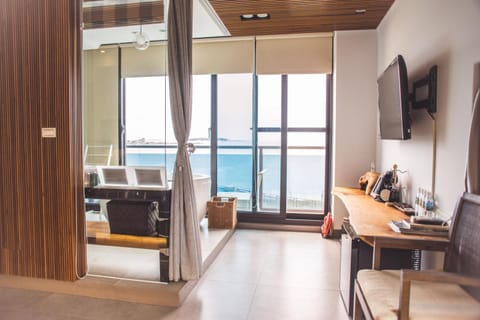 Bathroom, Coffee/tea facilities, Decorative detail, Sea view