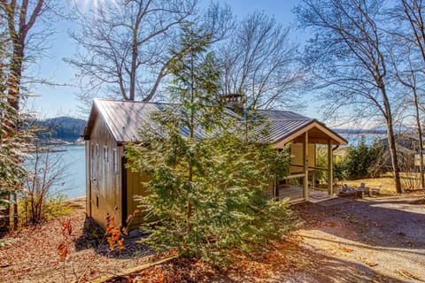 What's Your Hurry - Slow down and enjoy true lake life, a stunning 3-bedroom, 3 Bath sleeps 10 House in Sevierville