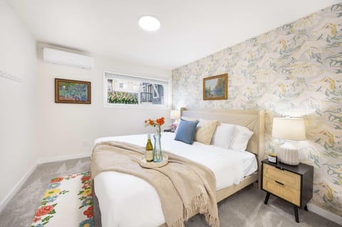 Secret Garden Bloom - 665sf 1BR Queen Anne Condo Apartment in South Lake Union