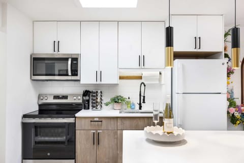 Secret Garden Bloom - 665sf 1BR Queen Anne Condo Apartment in South Lake Union