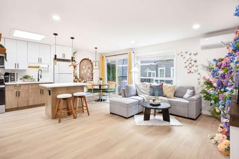 Secret Garden Bloom - 665sf 1BR Queen Anne Condo Apartment in South Lake Union