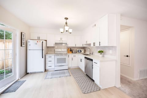 4B TH in Kirkland Woodinville Prime Location House in Bothell