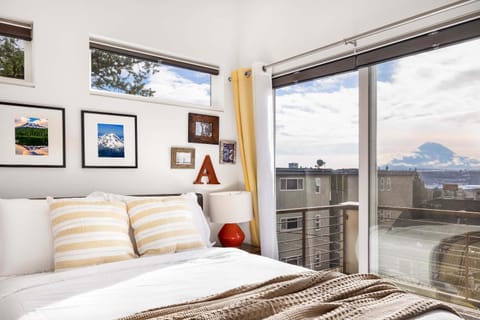 Designer Fremont Retreat w Mount Views & Office House in Fremont