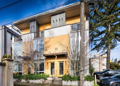 Designer Fremont Retreat w Mount Views & Office House in Fremont