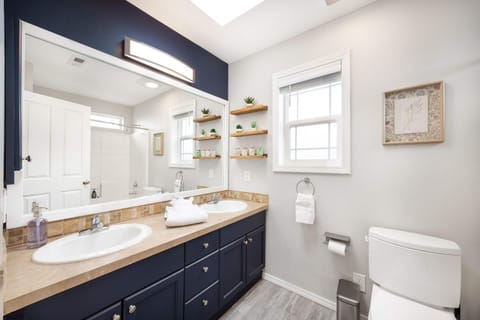 Stylish 3BR Home EV Outlet Near Light Rail House in Tukwila