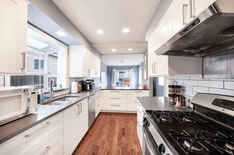 Stylish 3BR Home EV Outlet Near Light Rail House in Tukwila