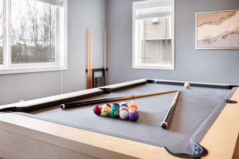 Stylish 3BR Home EV Outlet Near Light Rail House in Tukwila