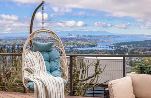 Luxury Bellevue 2B Basement w Stunning View House in Factoria