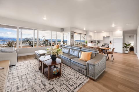 Luxury Bellevue 2B Basement w Stunning View House in Factoria