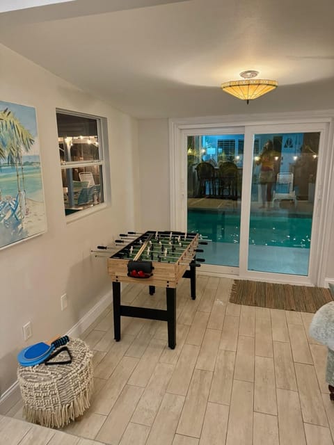 Tropical Pool Haven Minutes to Downtown & beaches House in East Naples