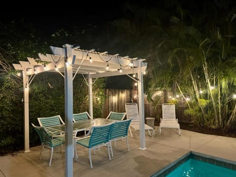 Tropical Pool Haven Minutes to Downtown & beaches House in East Naples