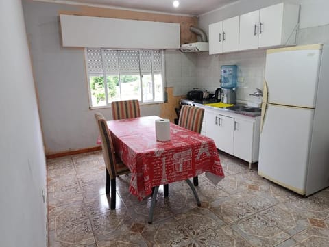 Kitchen or kitchenette, Dining area, minibar, oven, pet friendly, stove