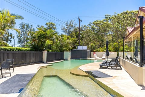 Swimming pool, sunbed