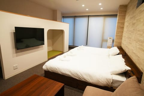 Bed, TV and multimedia, Bedroom