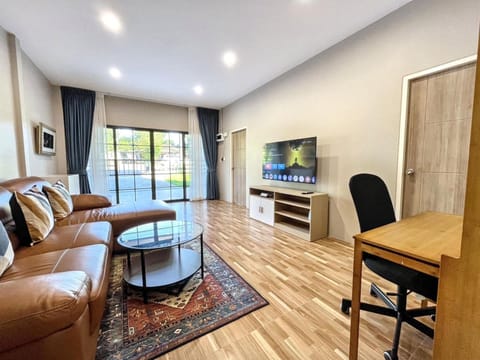 Communal lounge/ TV room, TV and multimedia, Living room, Decorative detail