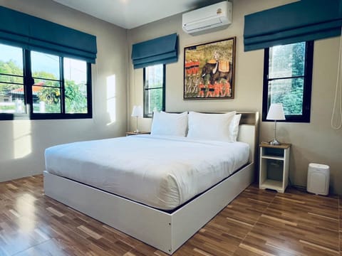 Bed, Decorative detail, Bedroom