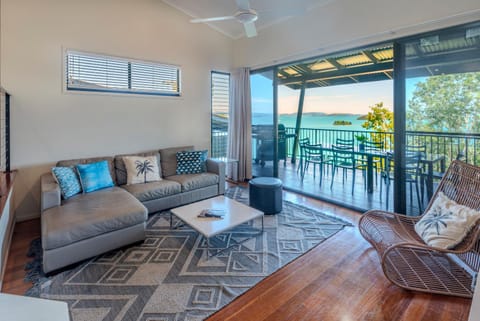 View (from property/room), Balcony/Terrace, Living room, Seating area, Sea view