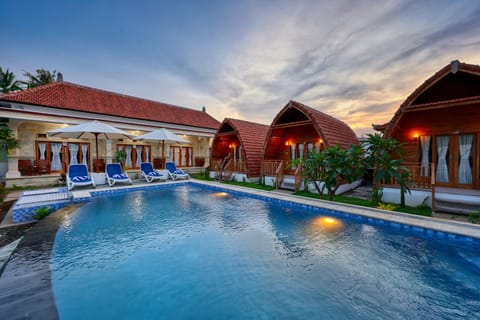 Property building, Swimming pool, sunbed