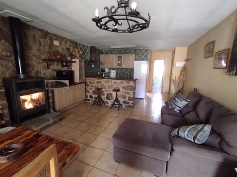 Dining area, fireplace