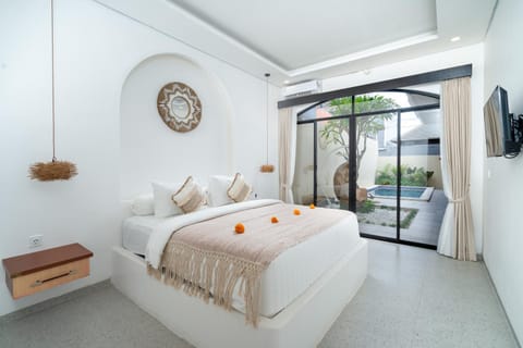 Bed, Bedroom, Pool view