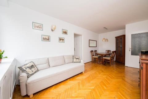 Communal lounge/ TV room, Bed, TV and multimedia, Living room, Photo of the whole room, Seating area, Evening entertainment