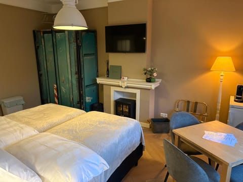 Bed, TV and multimedia, Bedroom