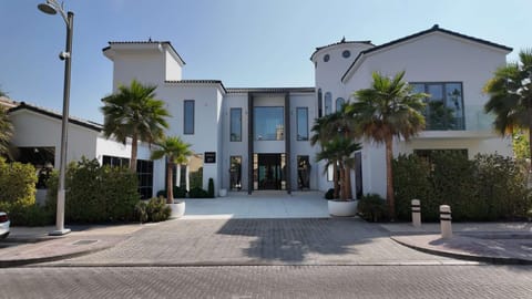 Signature Palm Villa Exclusive 6 BDR Retreat Villa in Dubai
