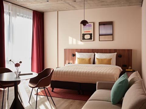 Bed, Photo of the whole room, Seating area, Bedroom