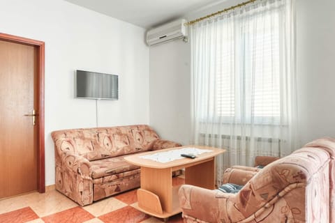 TV and multimedia, Living room, Seating area, air conditioner