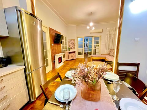 TV and multimedia, Kitchen or kitchenette, Living room, Seating area, Dining area, oven