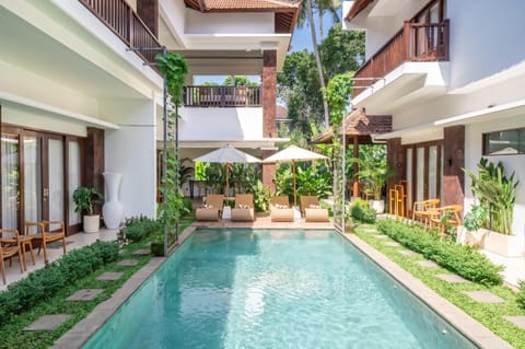 Property building, Patio, Swimming pool, Swimming pool, sunbed