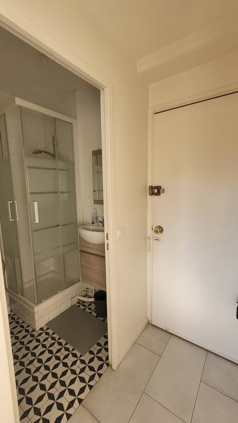 Shower, Toilet, wardrobe