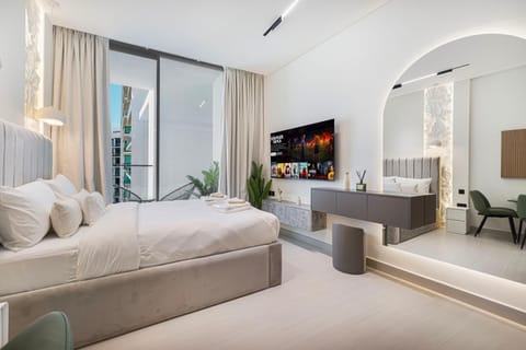 Bed, TV and multimedia, Photo of the whole room, Seating area, Bedroom