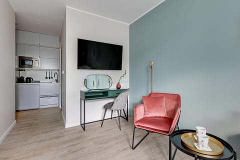 TV and multimedia, Kitchen or kitchenette, Living room, Seating area, Dining area