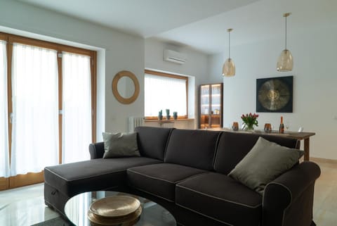 TV and multimedia, Living room, Seating area, air conditioner