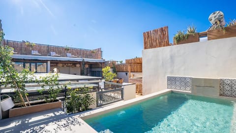 Property building, Patio, Day, Pool view, Swimming pool, sunbed